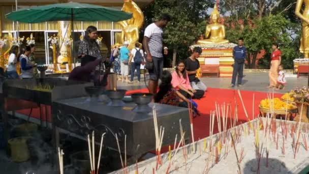 Thaise mensen bidden in de tempel van de Gouden Boeddha. Thailand. Pattaya — Stockvideo