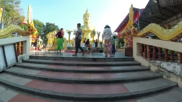 Vloeiende beweging van de camera in tempel van grote gouden Boeddha. Thailand — Stockvideo