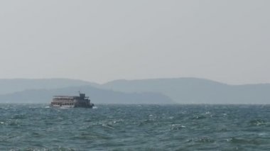 Feribot Tekne turist denizde fırtına dalgaları üzerinde yola çıkacak. Tayland, Pattaya