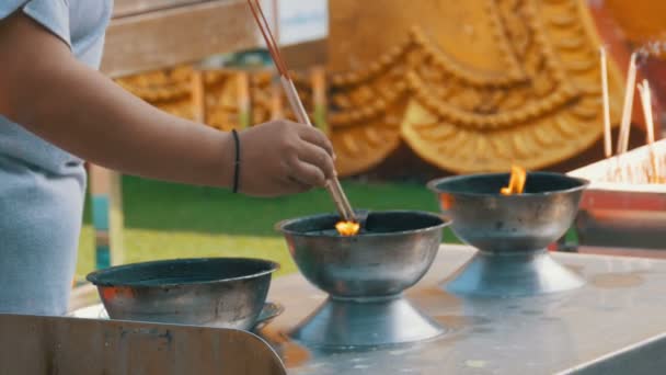 Menschen zünden Räucherstäbchen mit Rauch im buddhistischen Tempel an. Thailand. Pattaya — Stockvideo