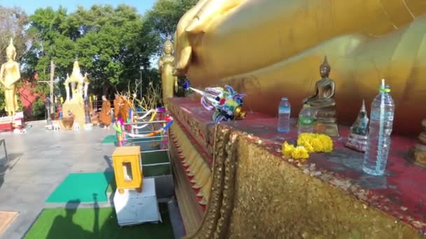 Die Opfergaben an die Statue eines großen goldenen Buddhas, Pattaya. Thailand — Stockvideo