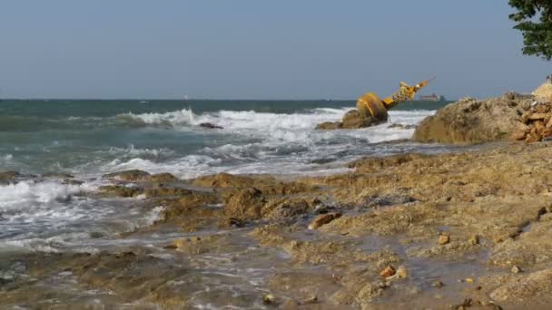 Oude Rusty gele boei ligt aan de oever van een rotsachtig strand. Thailand. Pattaya. Asia — Stockvideo