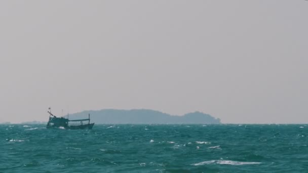 Rybářská loď plachty na přívalové vlny v moři. Thajsko, Pattaya — Stock video