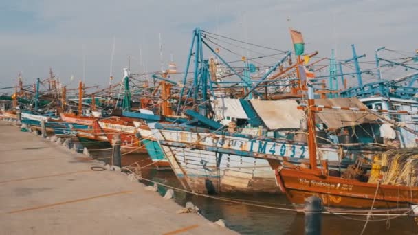 Beaucoup de vieux bateaux de pêche en bois différents à la jetée. Thaïlande. L'Asie. Pattaya — Video