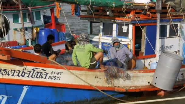 Załoga stary drewniany statek lub łódź unravels sieci rybackich na molo. Tajlandia. Asia. Pattaya — Wideo stockowe