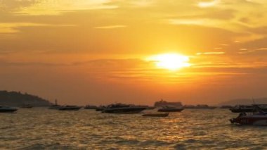 Kırmızı günbatımı dalgalar üzerinde sallanan tekne ile denizde. Tayland. Pattaya