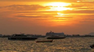 Kırmızı günbatımı dalgalar üzerinde sallanan tekne ile denizde. Tayland. Pattaya