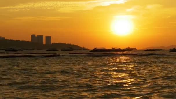 Roter Sonnenuntergang über dem Meer mit Silhouettenbooten, die sich auf den Wellen wiegen. Thailand. Pattaya — Stockvideo