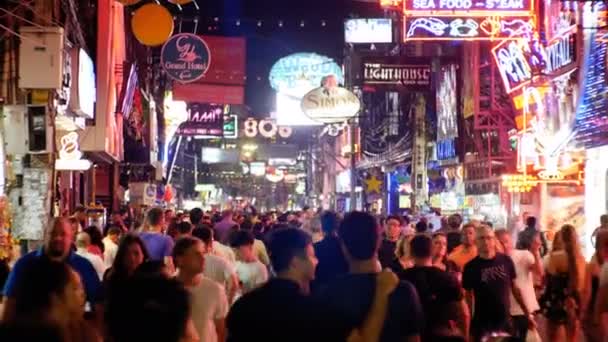 Słynnej Walking Street w Pattaya w nocy. Tajlandia. — Wideo stockowe