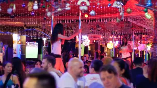 Pattaya Walking Street. bares de Striptease e danças de go-go. Tailândia . — Vídeo de Stock