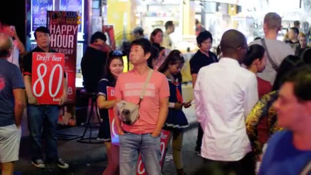 Prostitutky v Pattaya Walking Street je vykřičené čtvrti. Thajsko. Noční život a sexuální zábavy — Stock video