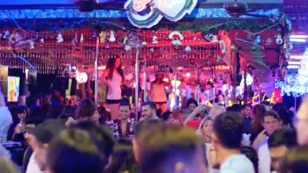 Pattaya Walking Street. Sztriptíz bárok és go-go tánc. Thaiföld. — Stock videók