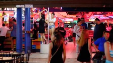 Pattaya Street yürüyüş. Striptiz bar ve go-go dansı. Tayland.
