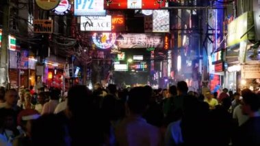 Ünlü gece Pattaya Street yürüyüş. Tayland.