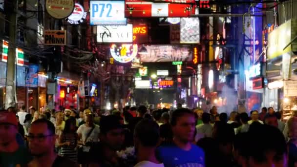 Słynnej Walking Street w Pattaya w nocy. Tajlandia. — Wideo stockowe
