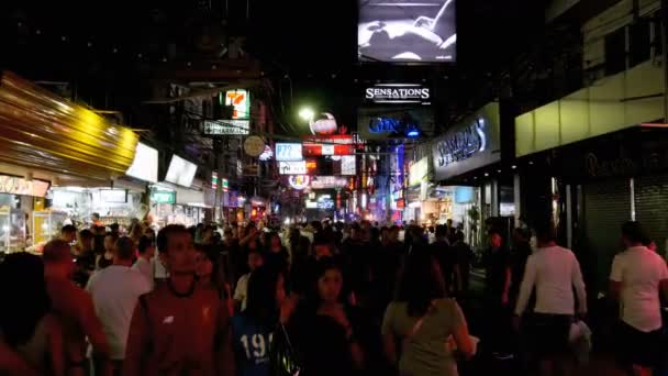 著名的步行街在芭堤雅夜间。泰国. — 图库视频影像