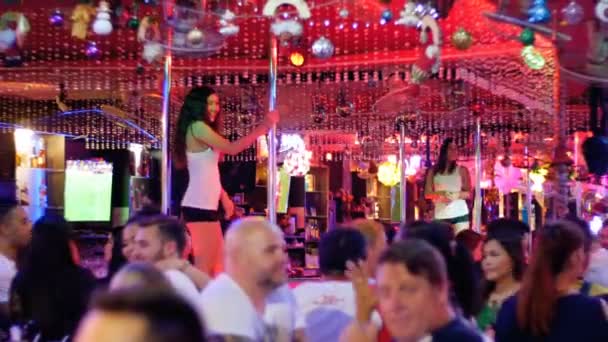 Pattaya Walking Street. Bares de striptease y bailes go-go. Tailandia . — Vídeos de Stock