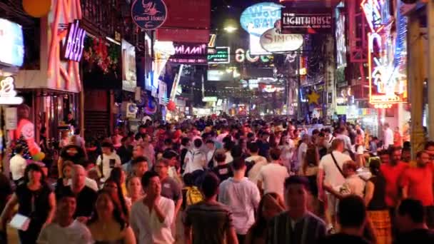 Słynnej Walking Street w Pattaya w nocy. Tajlandia. — Wideo stockowe