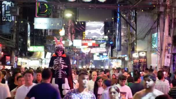 Célèbre rue piétonne à Pattaya la nuit. Thaïlande . — Video