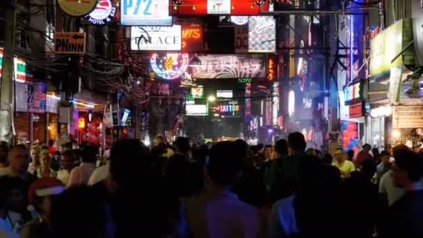 Berömda Walking Street i Pattaya på natten. Thailand. — Stockvideo