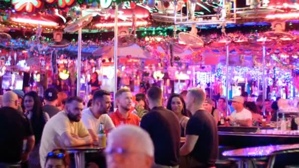 Pattaya Walking Street. Striptease barer och go-go danser. Thailand. — Stockvideo