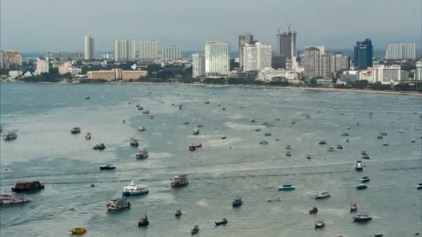 Blick von oben auf schwimmende viele Schiffe und Boote im Meer. Zeitraffer. Thailand. Pattaya — Stockvideo