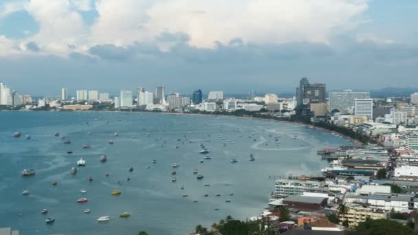 Panoramablick auf den Stadtstrand von Pattaya am Aussichtspunkt Pratumnak. Zeitraffer. Thailand, Pattaya, Asien — Stockvideo