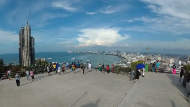 Panoramisch uitzicht vanuit het gezichtspunt naar Pattaya stad strand bij Pratumnak. Time-lapse. Thailand, Pattaya — Stockvideo