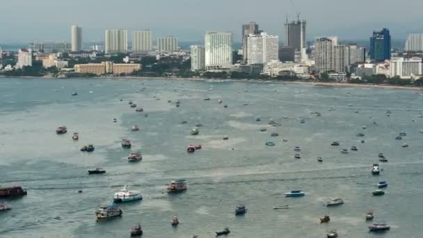 Blick von oben auf schwimmende viele Schiffe und Boote im Meer. Zeitraffer. Thailand. Pattaya — Stockvideo