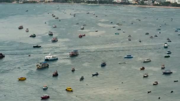 Vista superior de flutuar muitos navios e barcos no mar. Time Lapse. Tailândia. Pattaya. — Vídeo de Stock