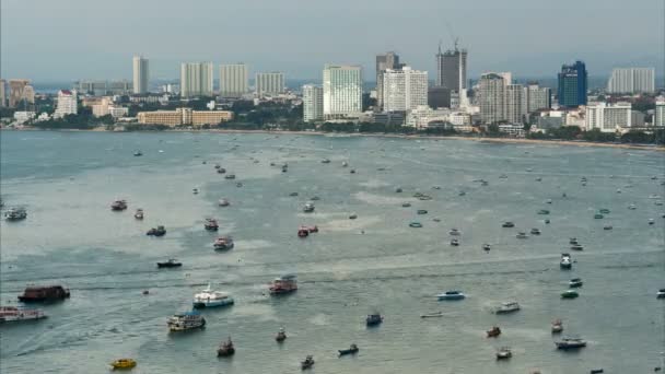 Ovanifrån av flytande många fartyg och båtar i havet. Tid förflutit. Thailand. Pattaya — Stockvideo