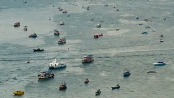 Vista superior de flotar muchos barcos y barcos en el mar. Time Lapse. Tailandia. Pattaya — Vídeo de stock