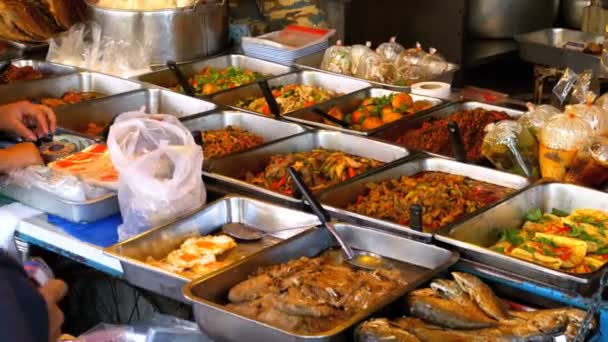 태국의 거리에서 아시아 거리 음식입니다. 파타야. — 비디오