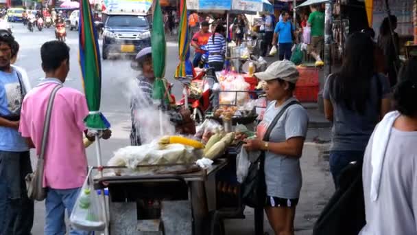 Aziatische straat eetbaars in de straten van Thailand. Pattaya. — Stockvideo