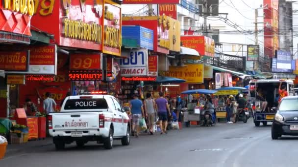 Дорожное движение и рынки на улице Паттайя, Таиланд — стоковое видео