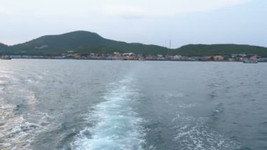 Adası Koh Larne üzerinden bırakan feribotuna görüntüleyin. Tayland. Pattaya