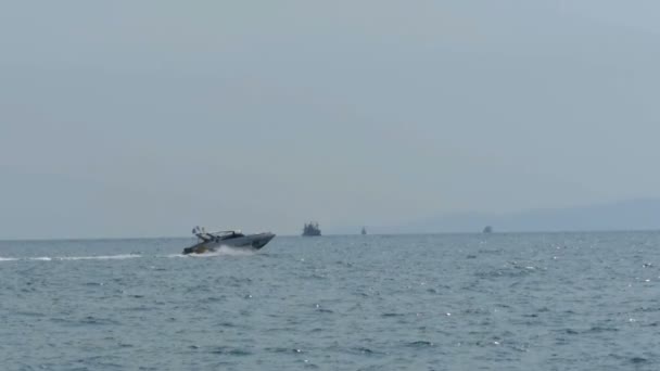 Imbarcazione a motore naviga lungo le onde del mare sullo sfondo dell'isola Koh Larn. Tailandia — Video Stock