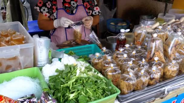 Φαγητό του δρόμου Ασίας στους δρόμους της Ταϊλάνδης. Πατάγια. — Αρχείο Βίντεο