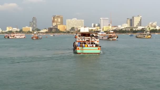 Туристический паром с пассажирами отплывает по морю на остров Ко Ларн (Koh Larn). Таиланд. Паттайя — стоковое видео