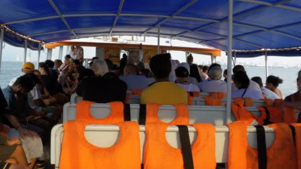 La gente va al mare sul traghetto e si siede sui sedili. Vista dall'interno. Tailandia . — Video Stock