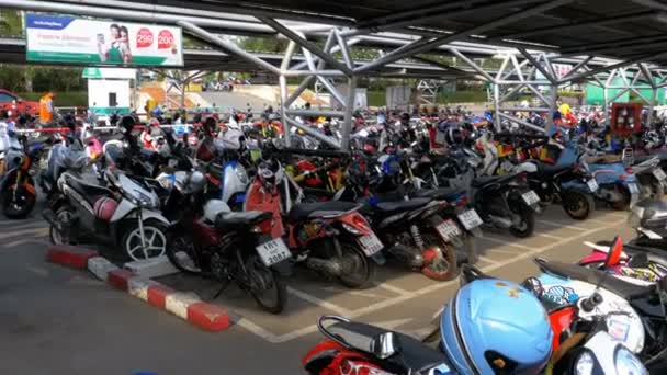 Мотоцикл на автостоянку в Таїланді, поблизу торгового центру — стокове відео