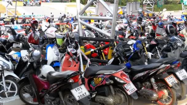 Motorrad auf dem Parkplatz in der Nähe des Einkaufszentrums — Stockvideo