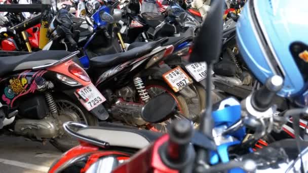 태국 쇼핑 센터 근처 주차장에 오토바이 — 비디오