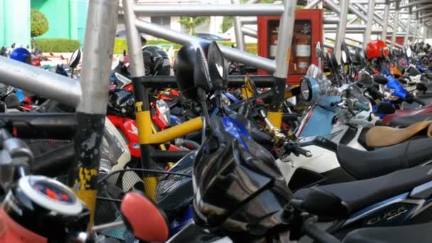 Motocicleta no estacionamento na Tailândia perto do Shopping Center — Vídeo de Stock