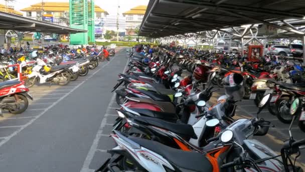 Motocicleta no estacionamento na Tailândia perto do Shopping Center — Vídeo de Stock