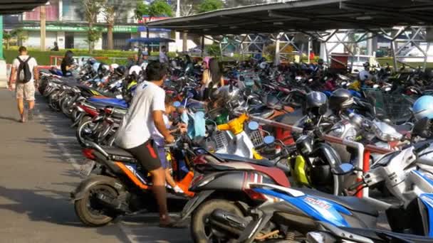 Motor op de Parking in Thailand in de buurt van het winkelcentrum — Stockvideo