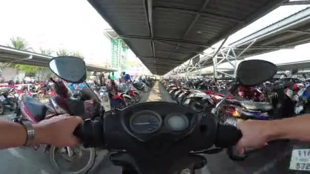 Andar de moto no estacionamento na Tailândia, perto do Shopping Center — Vídeo de Stock