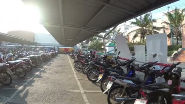 Їзда мотоцикл паркування в Таїланді, поблизу торгового центру — стокове відео