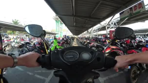 Μοτοσικλέτα ιππασίας για το χώρο στάθμευσης στην Ταϊλάνδη, κοντά στο εμπορικό κέντρο — Αρχείο Βίντεο