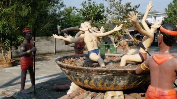 Beelden uit de hel beeltenis van menselijke ondeugden in de tempel van Eden en de hel. Thailand — Stockvideo